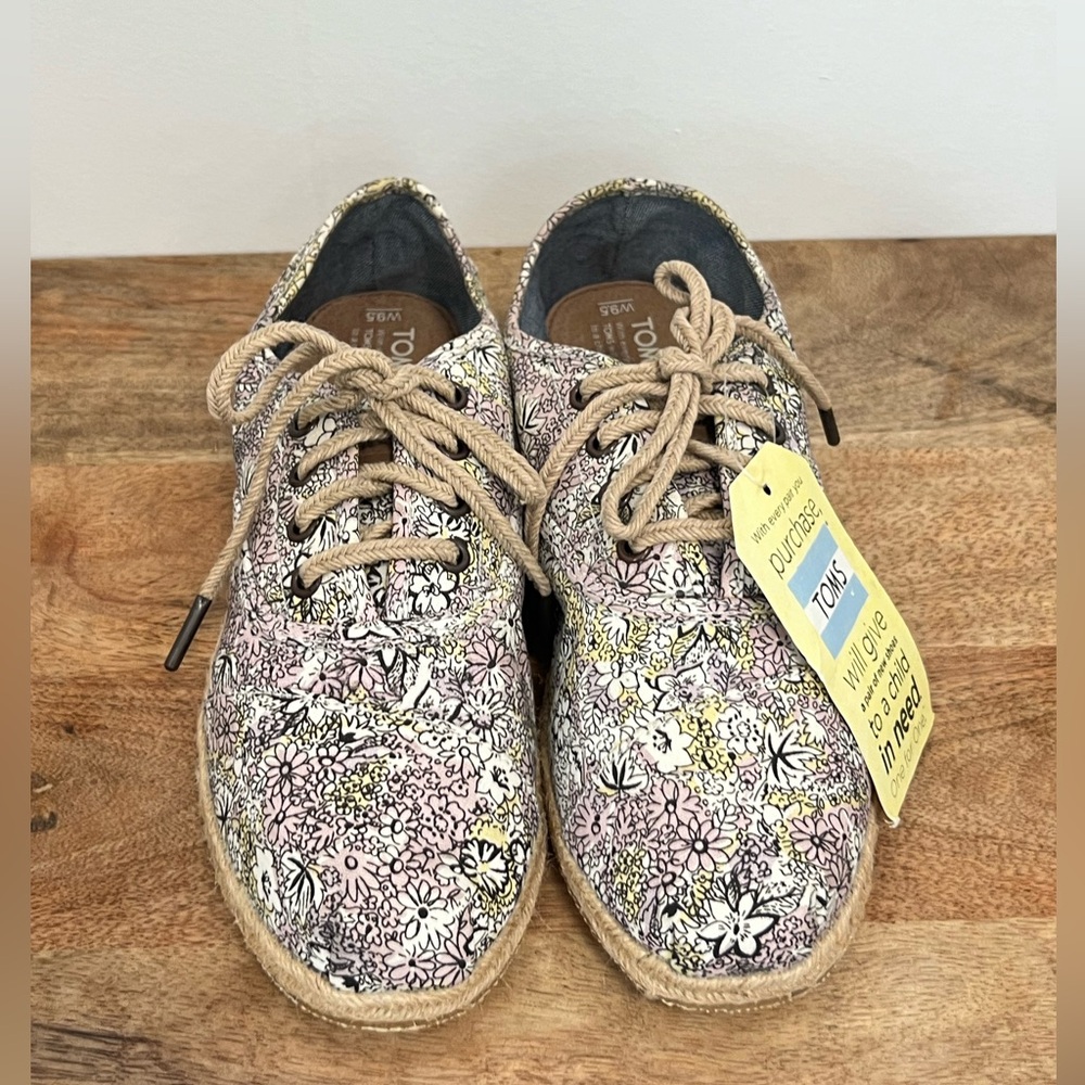 NWT TOMS Women Floral Alpargatas